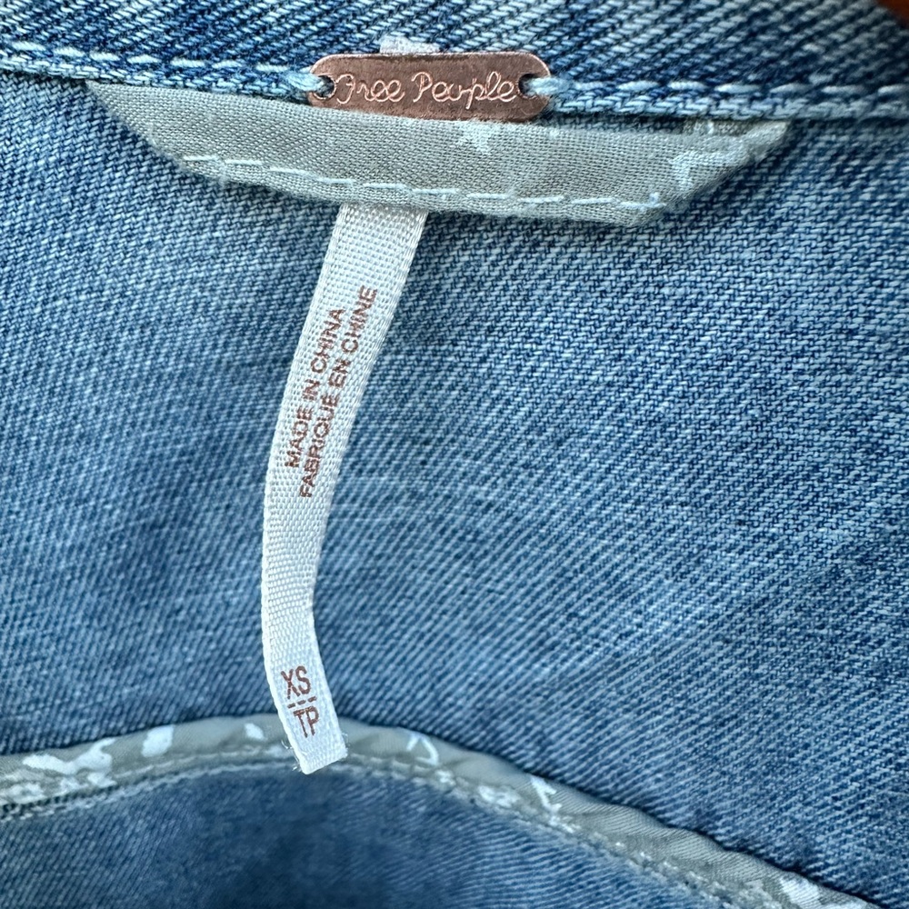Free people jean jacket size XS excellent condition stone wash excellent cond. - Picture 5 of 5